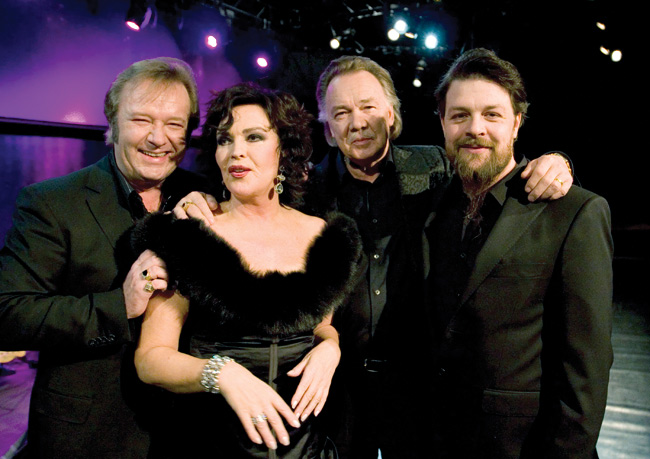 Tässä sitä ollaan - Vihdoinkin!
Jorma Kääriäinen, Paula Koivuniemi, Kari Tapio ja Riku Niemi, Studio 51, Helsinki 2007.
Avainsanat: Vihdoinkin konsettikiertueen julkistaminen lehdistötilaisuus Eastway
