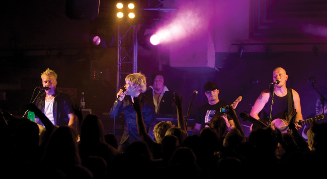 Poikabändi vauhdissa
Amarillo, Kotka 2008. 
Avainsanat: XL5 Amarillo Kotka poikabändi ysäri kaunis peto Mica Pete Tonza yleisö kädet
