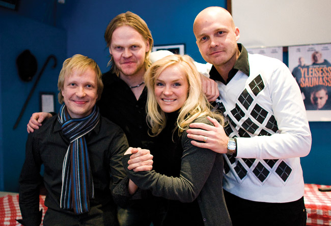 Ryhmäposeeraus
Kalle Torniainen, Otto Kanerva, Jonna Kosonen ja Juha Tapio, Matkarakastaja, Helsinki 2008.
Avainsanat: Yleisessä saunassa Juha Junnu Watt Vainio tiedotustilaisuus poseerata Matkarakastaja Kalle Torniainen Otto Kanerva Jonna Kosonen Juha Tapio rymäkuva solistit 