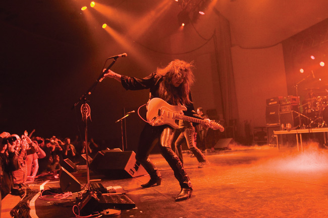 Plektran otto
Yngwie heittelee plektroja pois kovaan tahtiin ja roudari tuo telineeseen uusia. Christmas is heavy, Kulttuuritalo, Helsinki 2006.
Avainsanat: Yngwie Malmsteen kitaristi plektra kulttuuritalo kuvaajat pedaalit savu rock ruotsalainen Alcatrazz