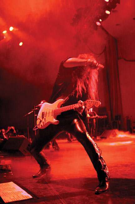 Suunta
Avainsanat: Yngwie Malmsteen sähkökitara palvontamenot magia esiintyä bootsit nahkahousut kulttuuritalo Eastway Christmas is heavy