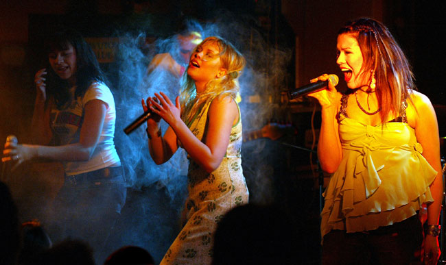 Gimmel
Gimmel jäähyväistunnelmissa, Amarillo, Kotka 2004.
Avainsanat: Gimmel Jenni Susanna Ushma sä etsit muijaa seuraavaa jäähyväiset