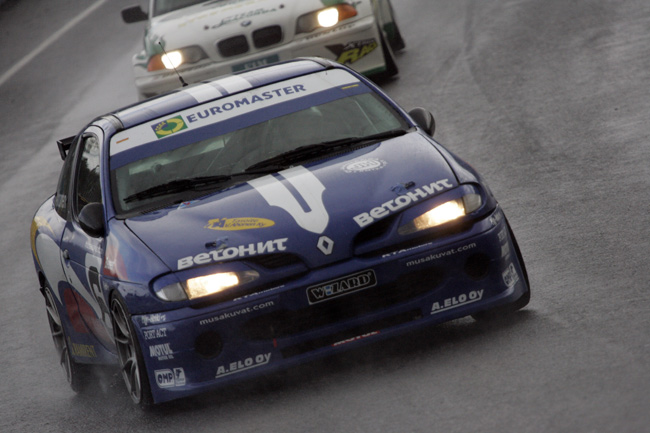 Läpi sateen
Keijo Ahosen Renault Megane puskee kohti SM-hopeaa, Ahvenisto 2006.
Avainsanat: Keijo Ahonen Ahvenisto super 2000 renault megane musakuvat sponsori wizard