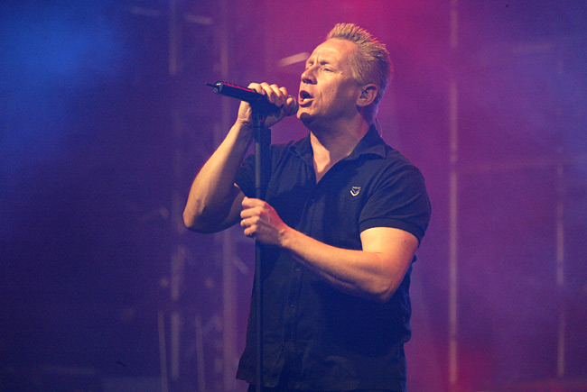 Mikinvarressa Olli
Yö, Kotka, Meripäivät 2004.
Avainsanat: Olli Lindholm laulaja yö musta paita