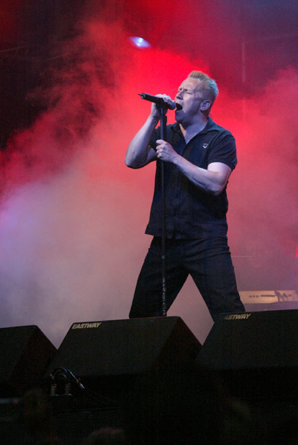 Olli
Olli Lindholm Yö.
Avainsanat: Olli Lindholm yö savu puneinen monitori