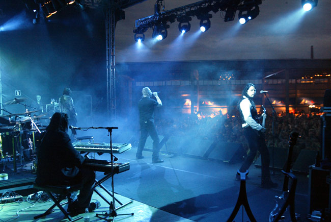 Lavalla
Yö ja meripäiväareenan lava
Avainsanat: Yö koskettimet lava sininen