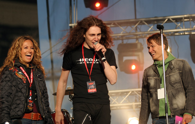 Karaoken maailmanennätystä käynnistellään
Luca Gargano on toimii esilaulajana.
Avainsanat: Karaoke maailmanennätys hevikaraoke Luca Gargano Jaana Pelkonen Heikki Paasonen iloinen