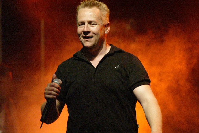 Olli
Olli Lindholm, Yö
Avainsanat: Olli Lindholm yö laulaja meripäivät karisma