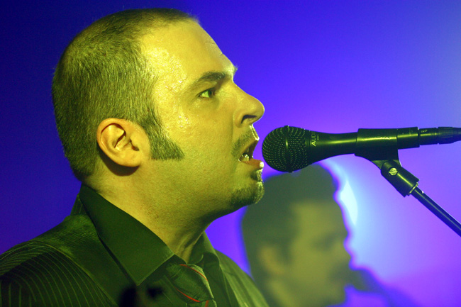 Janne ja Yrjänä
CMX joulukuussa 2003, Livingstone, Kotka.
Avainsanat: Yrjänä CMX mikrofoni laulaja asenne