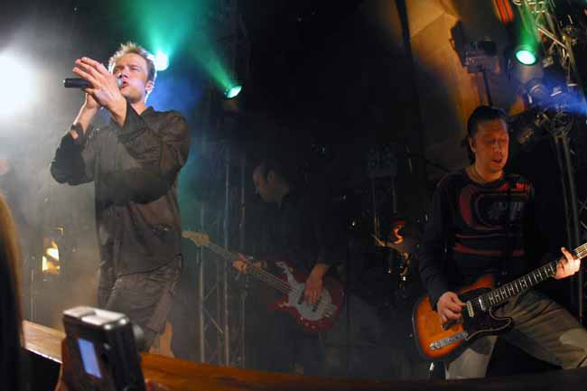 Neljä Ruusua 2004
Neljä Ruusua 2004, Amarillo, Kotka.
Avainsanat: Neljä Ruusua Ilkka Alanko Kode Koistinen bändi