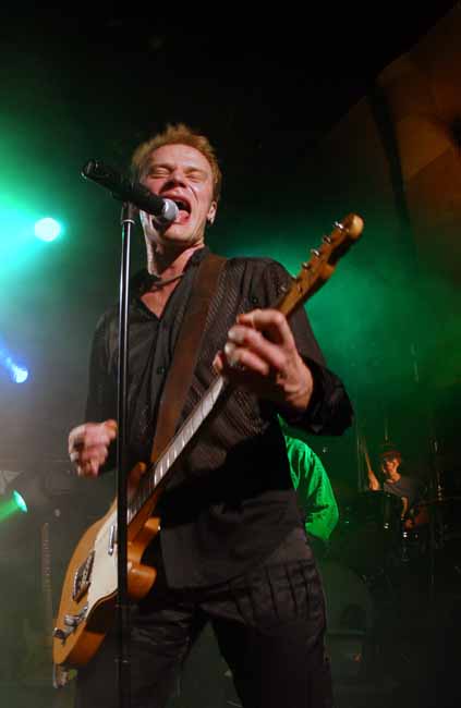 Ilkka Alanko
Neljä Ruusua 2004, Amarillo, Kotka. Alanko revittää.
Avainsanat: Ilkka Alanko laulaja kitaristi revitys