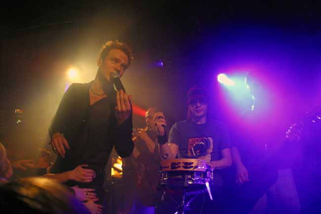 Neljä Ruusua akustisesti
Neljä Ruusua 2004, Amarillo, Kotka. Tunnelma tiivistyi, kun koko porukka tuli lavan etureunaan vetämään pari biisiä akustisesti.
Avainsanat: Neljä Ruusua akustinen akustisesti