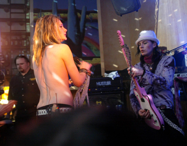 Jonne ja Christus
"Ota kuva sen pepusta!" Christus  vääntää kitaraa.
Avainsanat: Jonne Aaron Negative Christus kitaristi vaaleanpunainen hattu paljas ilman paitaa huivi