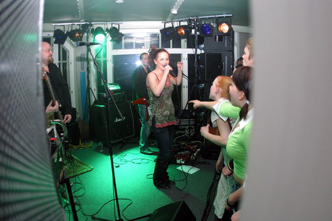 Kurkistus lavalle
Kurkistus Maija Vilkkumaa keikalle, Meduusa 2004, Kotka.
Avainsanat: Maija Vilkkuaa lava laulaja kurkistus kalansilmä ihailija reunat