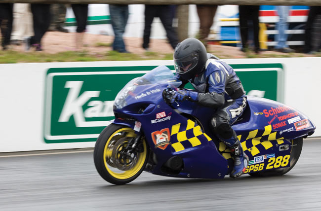 Lähtee
SPSB 2888
Avainsanat: Drag racing kiihdytysajo Alastaro Musakuvat sponsori sponsoroida mainos moottoripyörä kiihdyttää