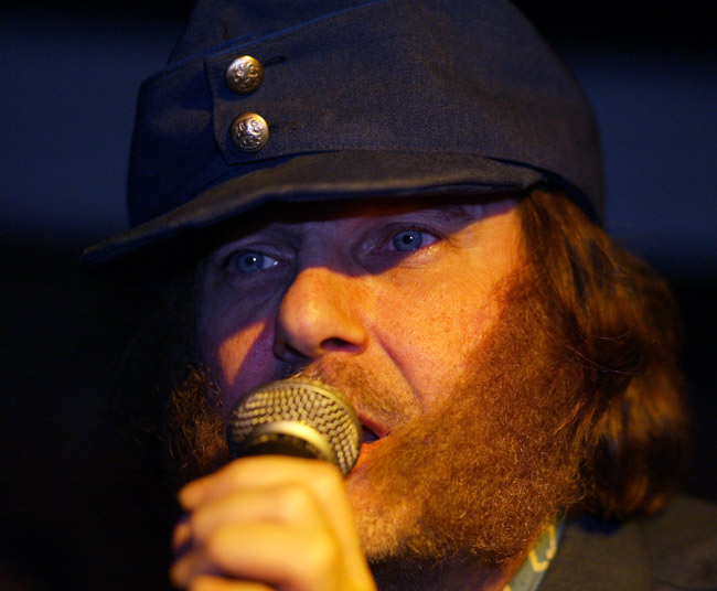 Aarne Tenkanen 2005
Aarne Tenkanen keikalla 2005, Ravintola Karhu, Kotka.
Avainsanat: Aarne Tenkanen ravintola karhu lippahattu mikrofoni