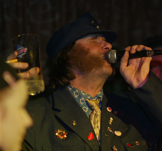 Tenkanen laulaa ja ottaa huikkaa
Aarne Tenkanen antaa kaikkensa ja ottaa myös.
Avainsanat: Aarne Tenkanen lasi tupakka paukku olut kalja laulaa laulaja solmio mitalit raitiovaunu kuljettaja