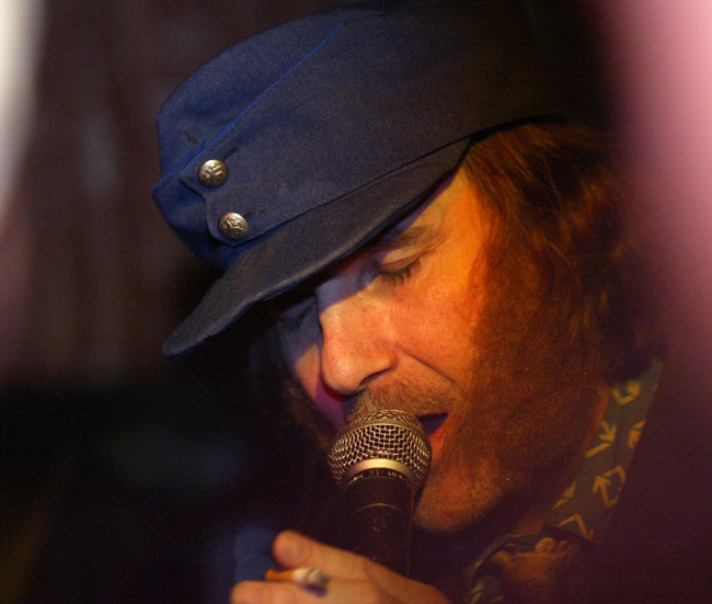 Tenkanen ja tupakka
Aarne Tenkanen ja Tempuntekijät tammikuu 2005, Ravintola Karhu, Kotka.
Avainsanat: Aarne Tenkanen tupakka koppalakki mikrofoni laulaa laulaja