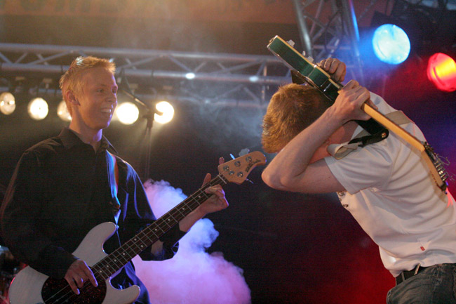 Soolo
Steve & Co -orkesterin pojat veti Tony Halmeen taustalla kunnon playback-shown. Sooloissa ja heilumissa ei säästelty.
Avainsanat: soolo niskan takana playback päkätä esiintyä Steve & Co