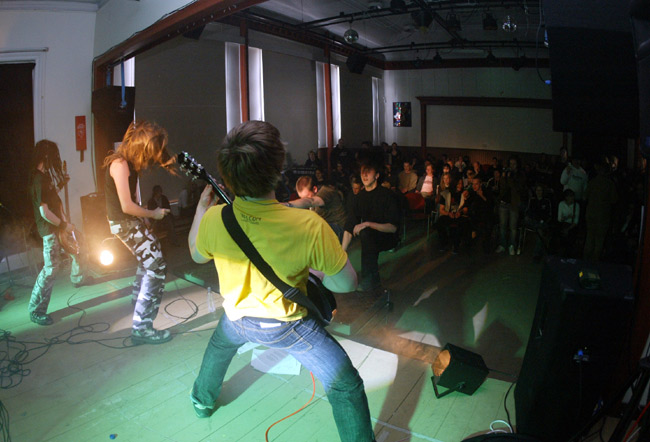 Rotten Faces ja yleisö
Rotten Faces, Kotkan nuorisokeskus 2005
Avainsanat: Rotten Faces yleisö mosh