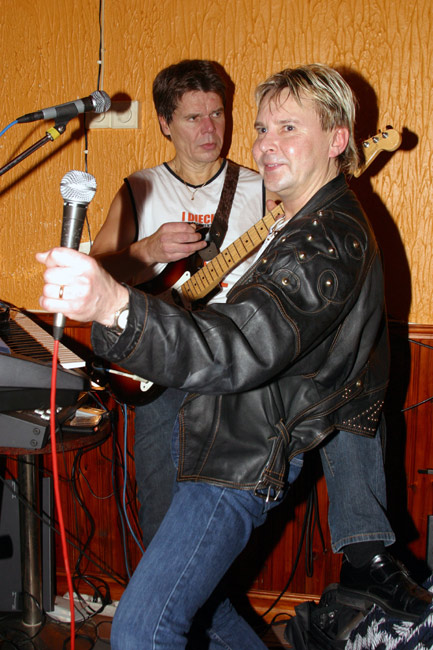 Matti ja Jussi
Matti Nykänen keikalla Pub Alvarissa Kotkassa 2004. Taustalla kitaristi-manageri-taustalaulaja Jussi Niemi.
Avainsanat: Matti Nykänen Jussi Niemi nahkatakki bändi takakeno hymy hauskaa