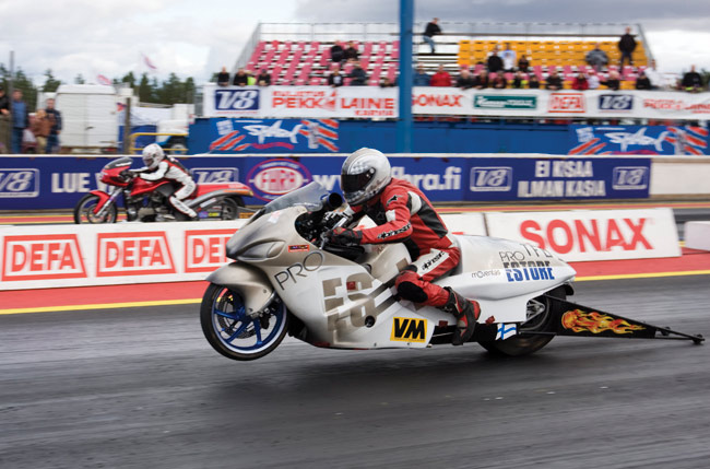 Nyt nykii
TFB56
Avainsanat: Drag racing kiihdytysajo Alastaro Musakuvat sponsori sponsoroida mainos moottoripyörä kiihdyttää