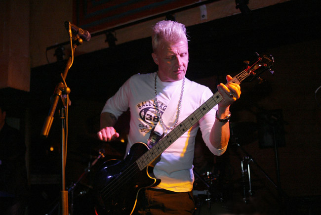 Basisti
Eve näyttää miten bassoa soitetaan.
Avainsanat: Eve Dingo basso basisti