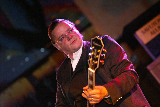 Hombre
Hombre, Dingon kitaristi 2004.
Avainsanat: Hombre Dingo kitaristi lasit studio Boycott