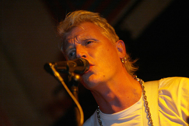 Eve
Eve 2004.
Avainsanat: Dingo Eve blondi intiaani kanssas rankkasateessa