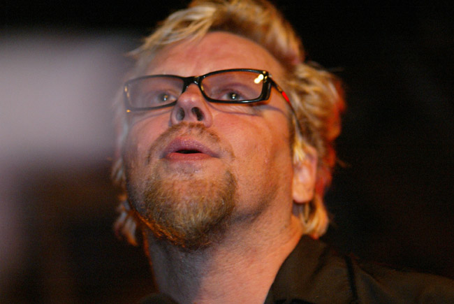 Huuliltasi henkoset - sain muistoja se on tärkeää
Neumann 2004.
Avainsanat: Dingo Neumann parta lasit tähti idoli biisintekijä