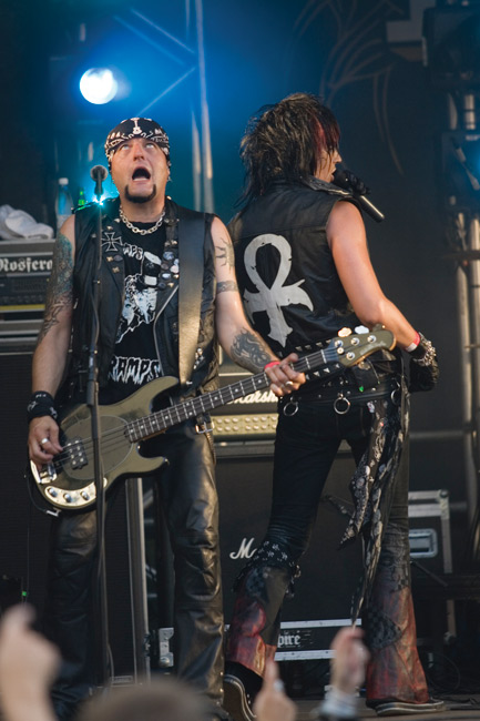 Auts!
Tallaskohan se varpaille?
Avainsanat: The 69 eyes Tammerfest Tampere glam rock Jyrki 69 Timo-Timo Archzie koominen ilme Auts!
Tallaskohan se varpaille?
Avainsanat: The 69 eyes Tammerfest Tampere glam rock Jyrki 69 Timo-Timo Archzie koominen ilme