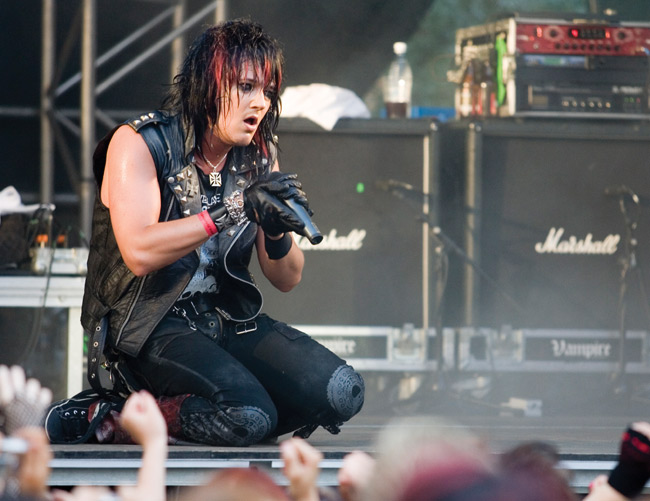 Polvillaan
Jyrki ottaa kontaktia yleisöön
Avainsanat: The 69 eyes Tammerfest Tampere glam rock Jyrki 69 silmät pitkätukka raidat polvistua olla polvillaan Polvillaan
Jyrki ottaa kontaktia yleisöön
Avainsanat: The 69 eyes Tammerfest Tampere glam rock Jyrki 69 silmät pitkätukka raidat polvistua olla polvillaan