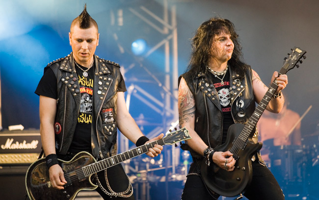 Kitaristit
Timo-Timo ja Bazie
Avainsanat: The 69 eyes Tammerfest Tampere glam rock 69 Timi-Timo Bazie kitaristit nahkaliivi niitit niitti mohikaani Kitaristit
Timo-Timo ja Bazie
Avainsanat: The 69 eyes Tammerfest Tampere glam rock 69 Timi-Timo Bazie kitaristit nahkaliivi niitit niitti mohikaani