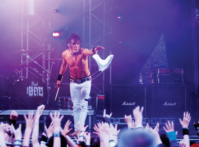 Tavarat jakoon
Jussi 69 heittää keikan jälkeen pyyhkeen katsojille, Tampere 2007.
Avainsanat: The 69 eyes Tammerfest Tampere glam rock yleisö kädet lava Jussi69 keikka ohi keikan jälkeen heittää pyyhkeen yleisö kädet ottaa vastaan Tavarat jakoon
Jussi 69 heittää keikan jälkeen pyyhkeen katsojille, Tampere 2007.
Avainsanat: The 69 eyes Tammerfest Tampere glam rock yleisö kädet lava Jussi69 keikka ohi keikan jälkeen heittää pyyhkeen yleisö kädet ottaa vastaan
