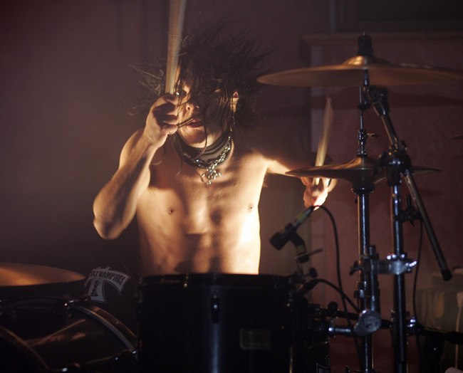 Jussi69
Rummut ovat aina kiehtoneet Jussia - ja hän lyö niitä kovaa.
Avainsanat: 69 eyes Jussi rumpali kapulat pelti setti liike hakata iskeä