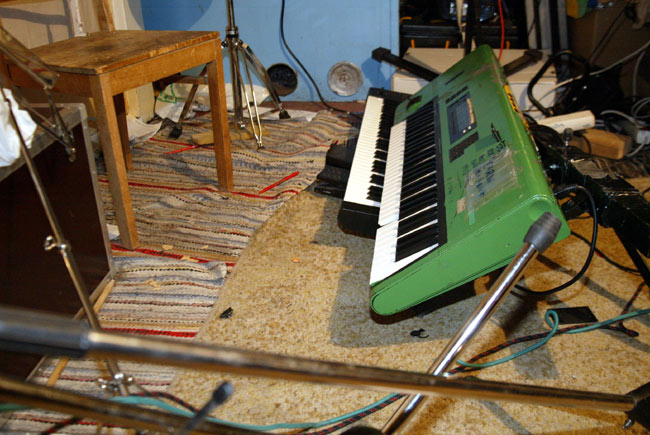 Kamat levällään
Känninen ex-soittaja törmäili soittokämpällä.
Avainsanat: hävitys soittokämppä sekamelska syntikat koskettimet rikki pinossa kasassa mikkiteline poikittain