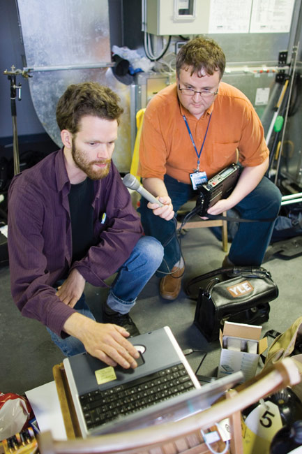 Tutkija työssään
...ja Yleisradio haastattelee samalla
Avainsanat: Maretarium tutkimus rock-musiikin vaikutuksesta vaikutuksista kaloihin Mikko Erkinaro tutkija tiedemies haastattelu tietokone kannettava Yleisradio