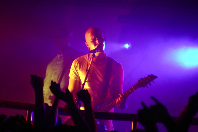 Apulantaa
Apulanta marraskuussa 2003, Livinstone, Kotka.
Avainsanat: Apulanta Toni Wirtanen yleisö piiskaa