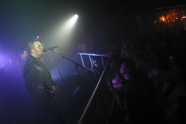 Yleisö ja Yrjänä
CMX joulukuussa 2003, Livinstone, Kotka.
Avainsanat: CMX A W Yrjänä yleisö lava kaide metalli