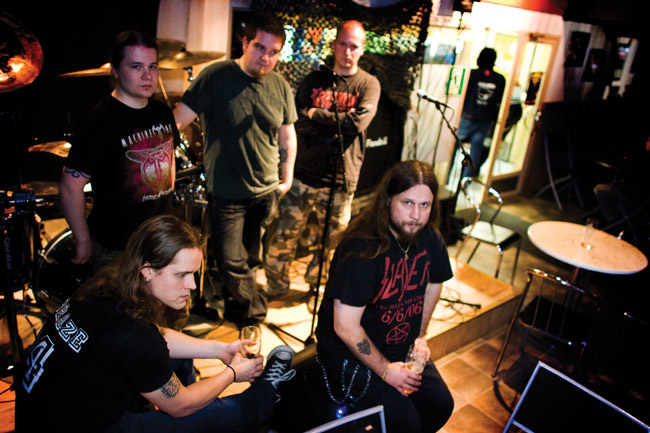 Melkein poseeraus
Maple Cross, Back Room, Kotka 2007.
Avainsanat: Maple Cross Back Room Kotka ennen keikkaa odotella Slayer