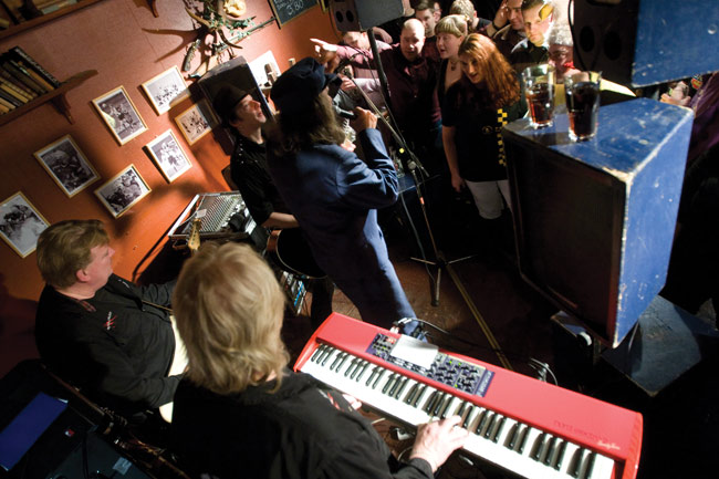 Tungosta Jaskassa
Tenkanen ja Tempuntekijät Kotkassa 2010
Avainsanat: Aarne Tenkanen & Tempuntekijät Jaakko V Kotka Jaska