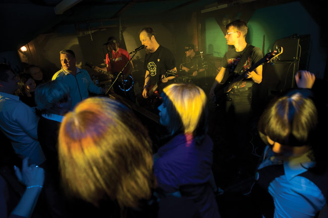 Täysi rähinä päällä - stadionrock toimii aina!
Admire, Sam's pub, Kotka 2009.
Avainsanat: Admire Sam's pub sams Karhula Kotka Vesa Winberg