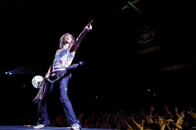 Steven Tyler näyttää
Tyler, mikkiteline ja yleisö
Avainsanat: Aerosmith yhdysvallat Hartwall Areena Helsinki glamour Steven Tyler mikkiteline mikrofoniteleni näyttää osoittaa catwalk yleisö