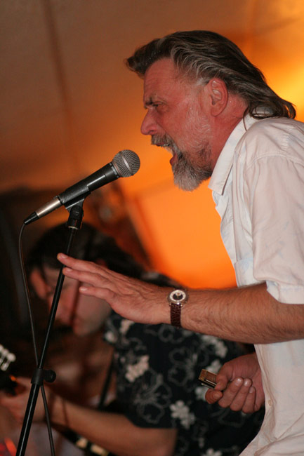 Blues-mies tulkitsee
Pepe Ahlqvist, Kotka 2005.
Avainsanat: Pepe Ahlqvist Jolly Rogers blues blues-mies huuliharppu tulkinta käsi parta suu auki duo