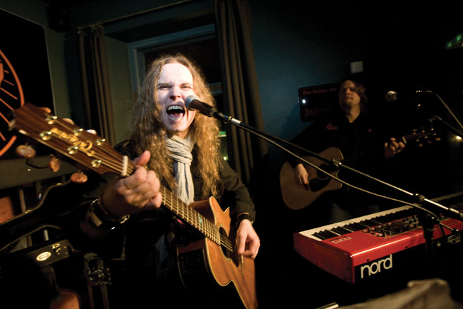 Hevi kansalle
Avainsanat: J Jarkko Ahola duo Karoliina Kotka Antti Mäkelä