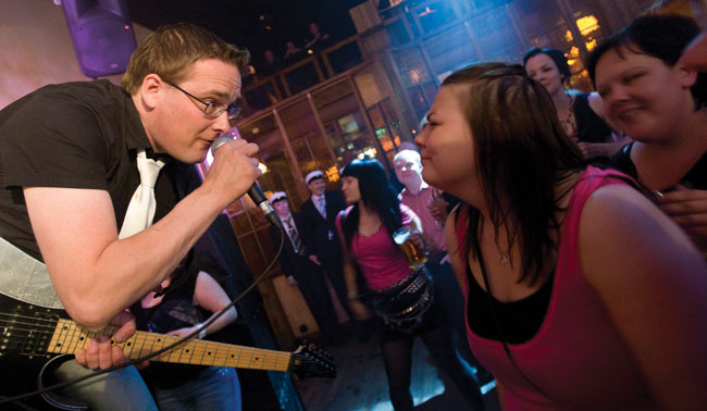 "Tahdon olla sulle hyvin hellä..."
Aimo laulattaa, Amarillo, Kotka 2009.
Avainsanat: Hittiorkesteri Aimo Kotka Amarillo Sokos cover laulattaa 