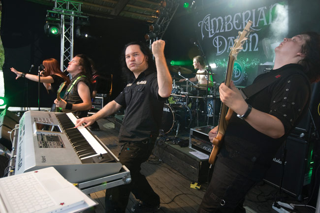 Amberian Dawn
Rokkia ja nyrkkiä
Avainsanat: Dark River festival Kotka Kymi Honkala Amberian Down nyrkki