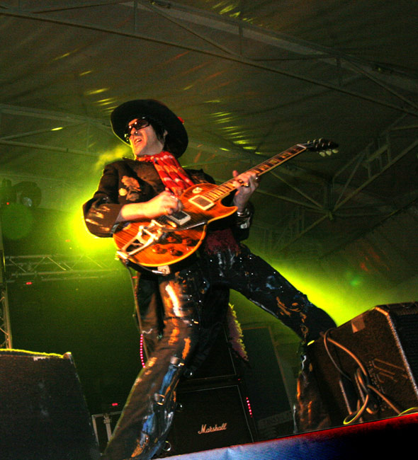 Andy skulaa
Avainsanat: Hanoi Rocks Andy McCoy skulata soittaa kitaristi rock sähkökitara glamour hohto valovoimainen
