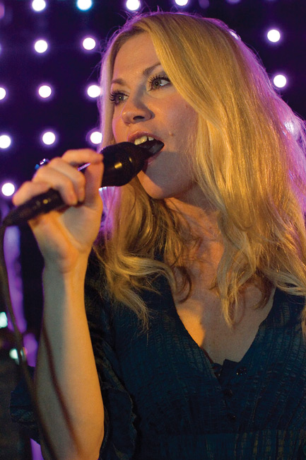 "Huojuva talo..."
Anna Eriksson, Haminan Hovi, Hamina 2007.
Avainsanat: Anna Eriksson Hamina Haminan Hovi kaunis nainen seksikäs solisti laulaja lauluntekijä iloinen vauhdikas