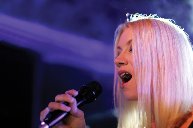 "Odota mua kun syksy saapuu..."
Avainsanat: Anna Eriksson solisti kaunis nainen blondi Kouvola Mulligans odota mua kun syksy saapuu "Odota mua kun syksy saapuu..."
Avainsanat: Anna Eriksson solisti kaunis nainen blondi Kouvola Mulligans odota mua kun syksy saapuu